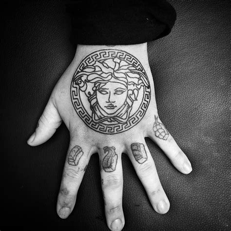 versace löwe tattoo